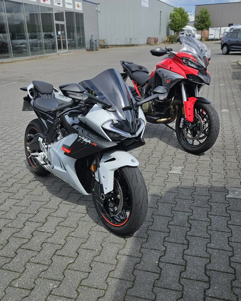 Begleitfahrzeug CFMOTO 675 SR-R der Fahrschule Norbert Witte