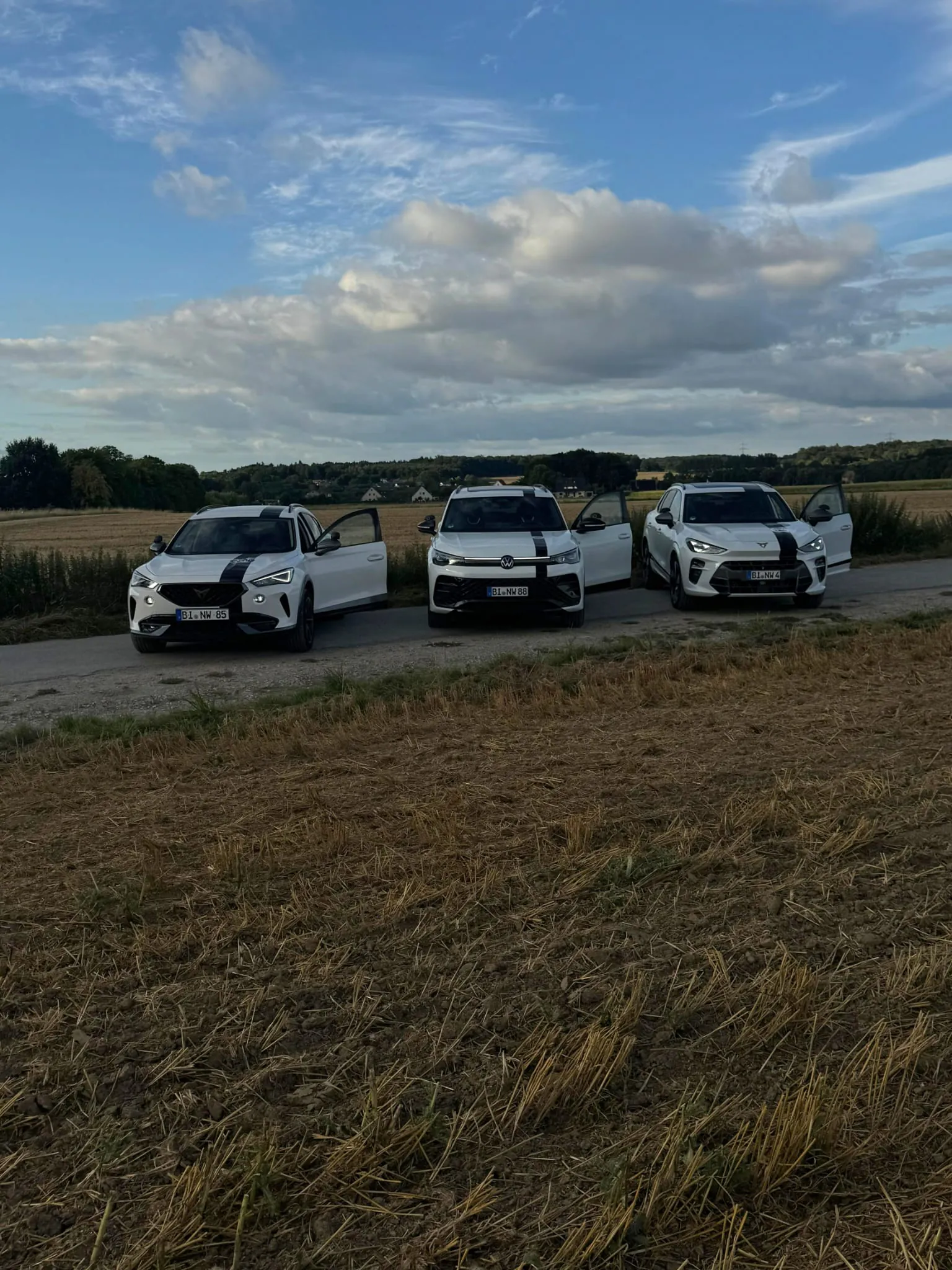 Die Fahrzeugflotte der Fahrschule Norbert Witte – Cupra Formentor, VW Tiguan und Cupra Terramar im Renndesign auf einem Feldweg bei Bielefeld