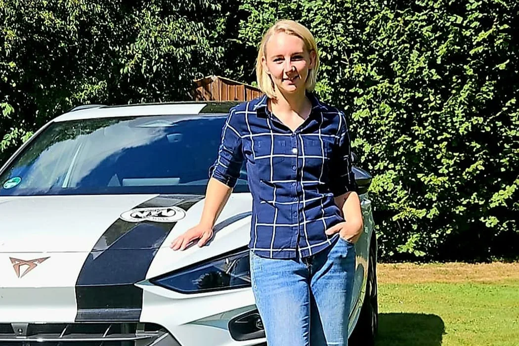 Laura Schmieder, Fahrlehrerin der Fahrschule Norbert Witte, neben dem Cupra Terramar der Fahrschule