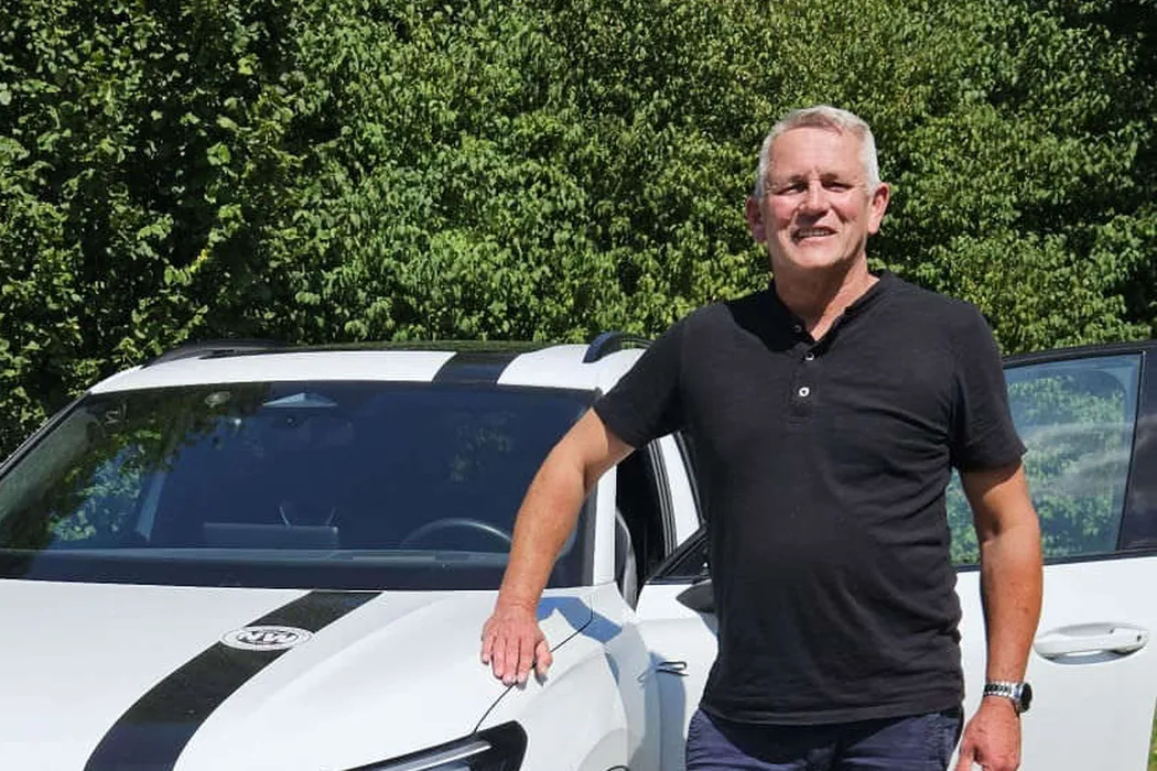 Norbert Witte, Inhaber und Fahrlehrer der Fahrschule Norbert Witte, neben dem VW Tiguan der Fahrschule