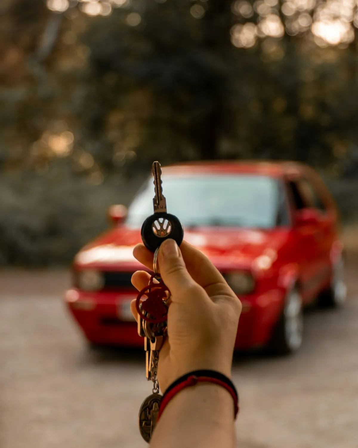 Endlich geschafft: der Autoschlüssel in der Hand nach bestandener Prüfung